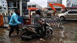 Musim Hujan, Jalan Boulevard Kelapa Gading Rusak Parah