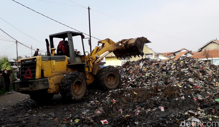 Gunungan Sampah Dekat Anak Sungai Citarum Dikeruk Tumpukan sampah di sisi sungai Citepus, Dayeuhkolot, Bandung mulai dikeruk. 11 unit truk sampah dan 1 unit excavator diturunkan.