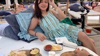 Liburan di Bali, Vitalia asyik santai sambil menikmati kudapan. Ada nachos hingga kentang goreng yang siap ia santap. Foto: instagram @vitaliashesyareal