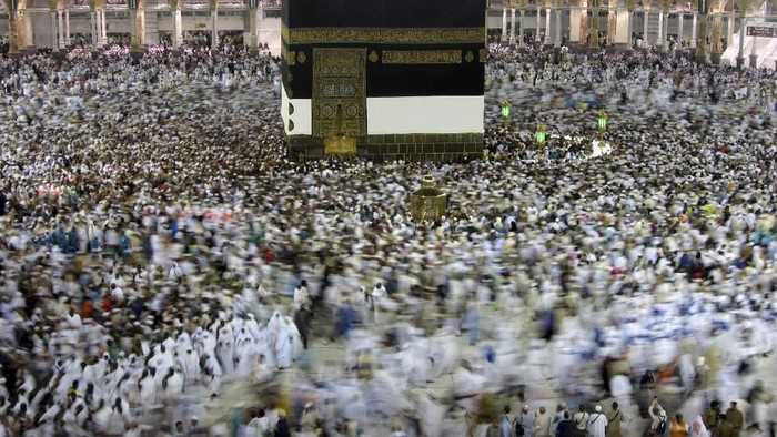 Saudi Larang Salat di Masjid Imbas Corona, Kecuali di Masjidil Haram-Nabawi