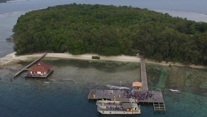 WNI ABK World Dream tiba di Pulau Sebaru Kecil yang berada di Kepulauan Seribu. Pulau itu akan menjadi lokasi karantina terkait virus corona.