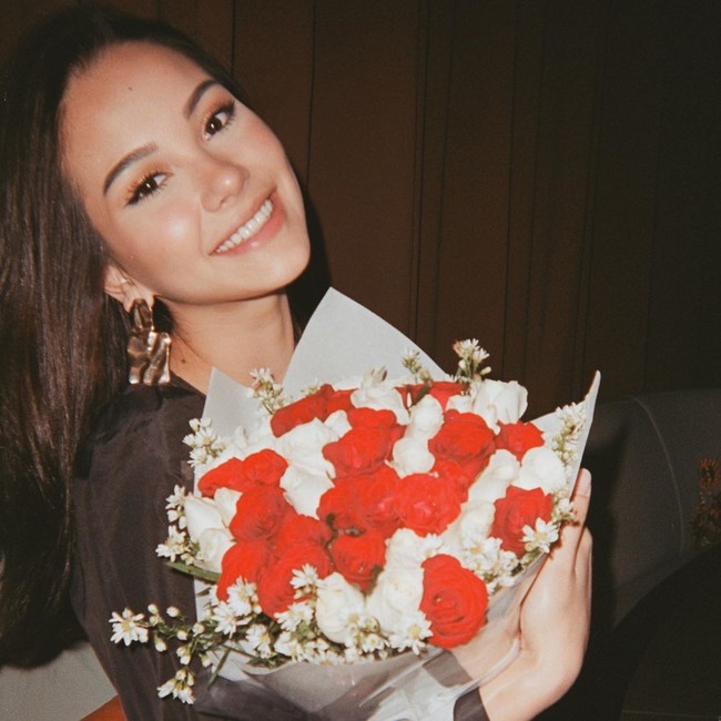 Saat kembali pacaran dengan Al Ghazali, Alyssa pernah menuliskan caption romantis di Instagramnya mengenai hubungannya dengan pria tampan itu. Dia merasa bangga dengan mereka karena bisa melalui banyak hal sulit selama bersama. patient love sticks like honey.’ ♥️ thank you for being my partner in life for 4 years now. no matter what, I’ll always find my way back to you. I am so proud of us. & of everything we’ve had to go through, together, to be here today, stronger than ever. I love you!!!!! tulisnya. Foto: Instagram @alyssadaguise