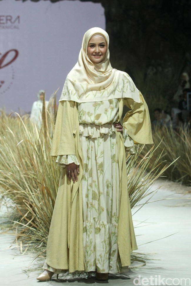 Selain puluhan model hadir di fashion show untuk memamerkan koleksi Murni series dari brand hijab milik Laudya Cynthia Bella, beberapa artis tampil mencuri perhatian. Revalina S Temat hingga Melly Goeslow pun berjalan di catwalk mengenakan Murni series. Foto: Mohammad Abduh/Wolipop