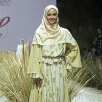 Selain puluhan model hadir di fashion show untuk memamerkan koleksi Murni series dari brand hijab milik Laudya Cynthia Bella, beberapa artis tampil mencuri perhatian. Revalina S Temat hingga Melly Goeslow pun berjalan di catwalk mengenakan Murni series. Foto: Mohammad Abduh/Wolipop