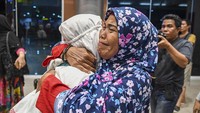 Begini ekspresi kesedihan calon jemaah umroh yang gagal berangkat ke Tanah Suci.