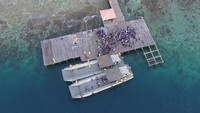KRI Soeharso yang membawa 188 WNI anak buah kapal (ABK) World Dream tiba di Pulau Sebaru. Ratusan WNI itu langsung diobservasi.
