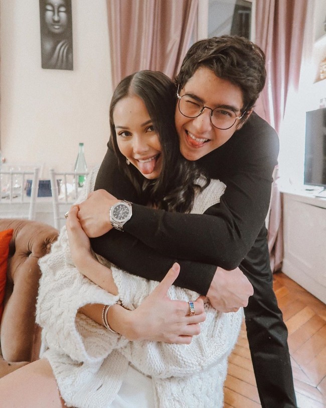 Dalam sebuah wawancara, Al Ghazali mengungkapkan alasannya kembali pacaran dengan Alyssa Daguise. Dia merasa sosok Alyssa adalah wanita yang paling mengenalnya. Apapun Alyssa sudah menerima, belum tentu semua cewek menerima begitu, katanya. Foto: Instagram @alyssadaguise