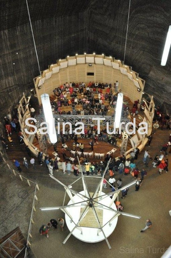 Walaupun terletak di bawah tanah, namun taman hiburan ini tidak kalah megah dan keren layaknya taman hiburan yang berada di atas daratan. Jika kamu berkunjung ke sini, kamu bahkan akan lupa bahwa kamu sedang berada di perut bumi. Lihat saja, sangat keren bukan? Foto: Dok. Salina Turda