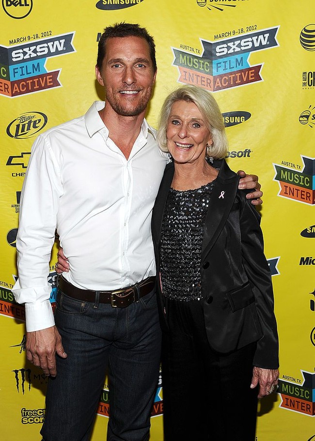 Matthew dan Kay McConaughey pose di red carpet saat acara premier film Bernie di Austin, Texas. Rangkulan sayang keduanya menunjukkan mereka sangat akrab. Foto: Michael Buckner/Getty Images