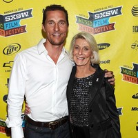 Matthew dan Kay McConaughey pose di red carpet saat acara premier film Bernie di Austin, Texas. Rangkulan sayang keduanya menunjukkan mereka sangat akrab. Foto: Michael Buckner/Getty Images