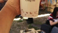 Aksi kebaikan ini berawal dari Raja Abdullah Riayatuddin Al-Mustafa sebagai pemimpin tertinggi Malaysia yang memberikan McDonalds dan KFC gratis pada wartawan. Lalu diikuti perusahaan makanan lainnya. Dari bubble tea, nasi lemak, roti, hingga es krim. Foto: Istimewa/Says