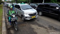 Jalan berlubang juga dapat membahayakan diri sindiri dan oran lain. Agung Pambudhy/detikcom.