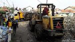 Gunungan Sampah Dekat Anak Sungai Citarum Dikeruk