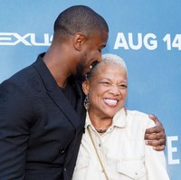Michael B. Jordan mendaratkan kecupan sayang ke pipi sang bunda, Donna Jordan, saat hadir di Academy Awards. Cute! Foto: Rachel Luna/Getty Images