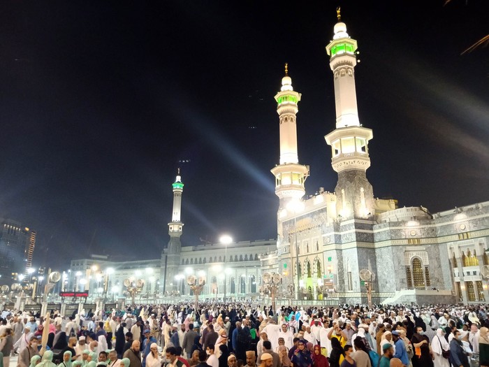 SUASANA MASJIDIL HARAM PASCA PENANGGUHAN UMRAH Umat muslim memadati area sekitar Masjidil Haram, Mekah, Arab Saudi, Kamis (27/2/2020). Suasana di sekitar Masjidil Haram normal dan jamaah masih bisa menjalankan ibadah pasca pengumuman pemerintah Arab Saudi yang menangguhkan sementara kedatangan warga dari luar negaranya terkait pencegahan penyebaran virus corona. ANTARA FOTO/Arief Chandra/pras.