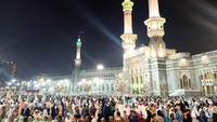 Umat muslim memadati area Masjidil Haram, Mekah, Arab Saudi, Kamis (27/2/2020).
