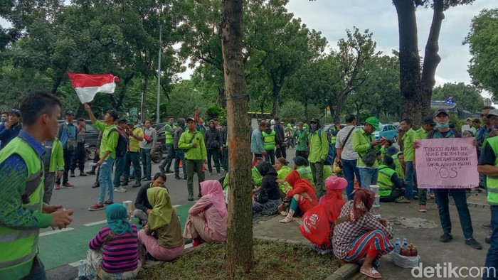 Demo Karyawan Gapura di Kementerian BUMN