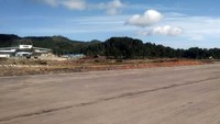 Budi Karya mengatakan, aliran air tidak dibelokan karena cenderung berisiko.Membuat box cover untuk saluran air, untuk air supaya lewat airnya. Tinggi box cover 3 meter jadi effort yang kita lakukan luar biasa, papar Menhub Budi Karya. Istimewa/Dok. Kementerian Perhubungan (Bandara Buntu Kunik).