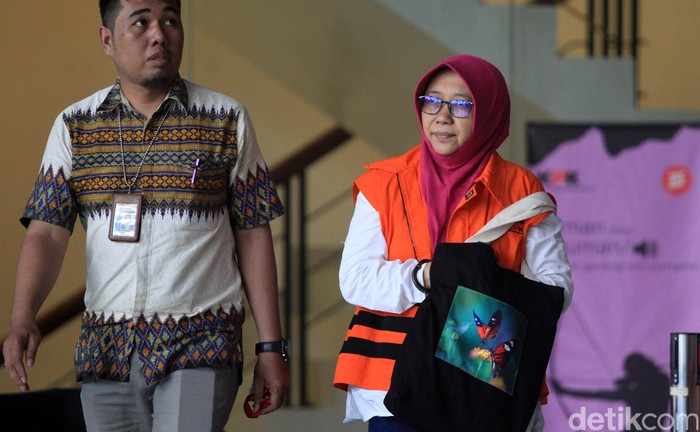 Kadis PU Sidoarjo Sunarti Setyaningsih Diperiksa KPK Kadis PU Sidoarjo Sunarti Setyaningsih meninggalkan gedung KPK usai jalani pemeriksaan. Ia tampak menutupi borgol di tangannya dengan menggunakan tas.