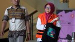 Kadis PU Sidoarjo Tutupi Borgol Pakai Tas Usai Diperiksa KPK