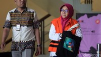 Kepala Dinas Pekerjaan Umum dan SDA (Kadis PU), Sidoarjo, Jawa Timur Sunarti Setyaningsih  meninggalkan gedung KPK usai menjalani pemeriksaan di Jakarta, Jumat (28/2/2020).