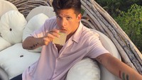 Siapa yang tidak terpesona dengan gaya Rudy Mancuso saat hendak menyeruput minuman ini? Meski foto diambil candid, tetapi tidak membuat ketampanan Rudy berkurang sedikit pun. Foto: Instagram @rudymancuso