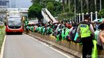 Massa Pengemudi Ojol Salat Jumat di Depan Gedung DPR