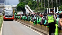 Sejumlah petugas kepolisian dikerahkan untuk berjaga mengamankan jalannya unjuk rasa tersebut.