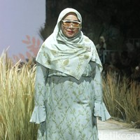 Ini penampilan Melly Goeslow mengenakan hijab Murni series dari L by LCB milik Laudya Cynthia Bella. Pelantun lagu Gantung ini pun berjalan di panggung runway dengan busana bernuansa toska dan sneakers. Foto: Mohammad Abduh/Wolipop