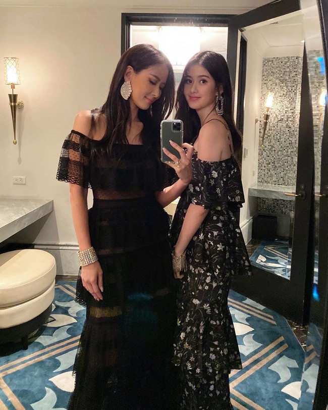 Beberapa waktu ini, Aimee jadi viral karena kecantikannya yang awet muda seperti wanita 20 tahunan. Ketika mengunggah foto dengan anaknya Trinity Liao, mereka pun tampak seperti kakak-adik dari pada ibu-anak. Foto: Instagram @aimeeyunyunsun