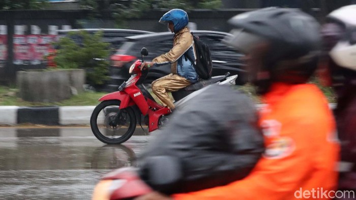 Musim hujan merata di seluruh Indonesia. Pemotor pun harus selalu sedia mantel. Seperti para pemotor di Bandung ini.
