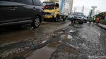 Musim Hujan, Jalan Boulevard Kelapa Gading Rusak Parah