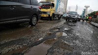 Jalan tersebut rusak akibat sering terendam banjir belakangan ini.