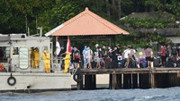 Sejumlah WNI yang merupakan anak buah kapal (ABK) World Dream tiba di Pulau Sebaru Kecil di Kepulauan Seribu, Jakarta, Jumat (28/2/2020).
