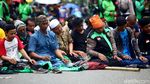 Massa Pengemudi Ojol Salat Jumat di Depan Gedung DPR