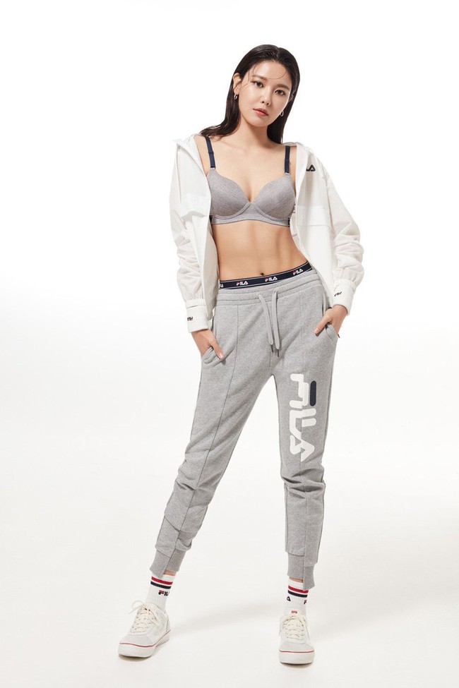 Sementara rambut Sooyoung ditata sleek berefek basah yang semakin menambah kesan segar dan seksi. Foto: Dok. FILA Korea