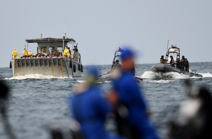 Landing Craft Utility (LCU) KRI dr Soeharso mengangkut 188 WNI ABK World Dream untuk diobservasi di Pulau Sebaru Kecil, Kepulauan Seribu, Jakarta, Jumat (28/2/2020). ANTARA FOTO/Akbar Nugroho Gumay/nz