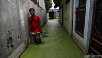 Sejumlah warga beraktivitas di kawasan banjir yang melanda Marunda, Jakarta Utara, Jumat (28/2).