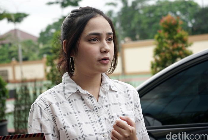 Syifa Hadju saat ditemui di Polresta Tangerang Selatan.