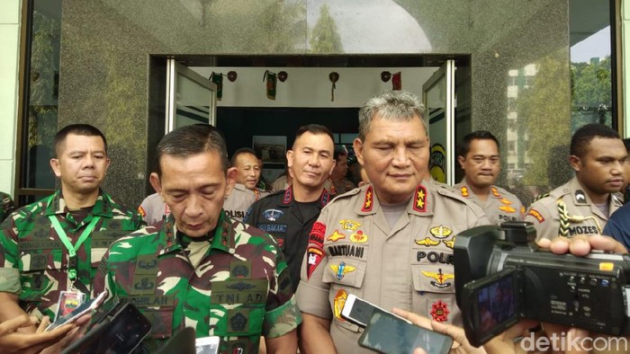 Pangdam Bukit Barisan Mayjen Sabrar Fadhilah dan Kapolda Sumut Irjen Martuani Sormin (Datuk Haris Molana/detikcom)