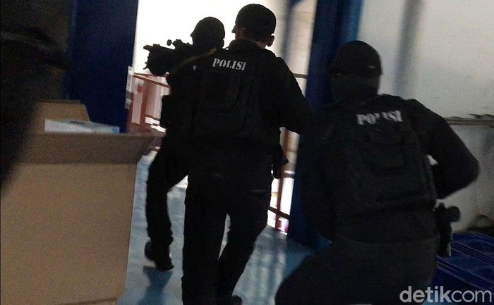 Polisi Gerebek Pabrik Masker Ilegal di Jakut Tim Direktorat Reserse Narkoba Polda Metro Jaya melakukan penggerebekan terhadap sebuah pabrik alat kesehatan yang menimbun masker tanpa standar nasional Indonesia (SNI) di Cakung, Jakarta Utara, Jumat (28/2/2020). Sejumlah barang bukti dan pekerja diamankan.