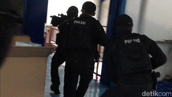 Detik-detik Penggerebekan Pabrik Masker Ilegal di Jakut