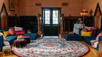 Lucy akan membawa para tamunya untuk kembali ke tahun 1902. Segala dekorasi dan interior dilengkapi dengan gaya victoria yang megah. (Airbnb)