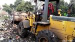 Gunungan Sampah Dekat Anak Sungai Citarum Dikeruk