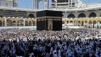 Para jemaah saat melakukan tawaf di Kabah saat menunaikan umroh pada Kamis (27/2/2020). Abdel Ghani BASHIR / AFP.