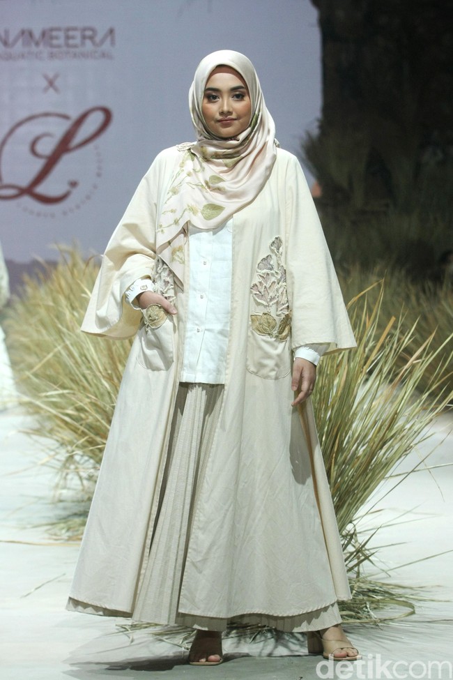 Lewat acara Fashion Rhapsody, Laudya Cynthia Bella pun mendapatkan kesempatan memamerkan karya terbarunya Murni series untuk fashion show tunggal. Lebih dari 30 koleksi L by LCB Murni series dipamerkan. Foto: Mohammad Abduh/Wolipop