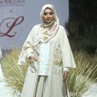 Lewat acara Fashion Rhapsody, Laudya Cynthia Bella pun mendapatkan kesempatan memamerkan karya terbarunya Murni series untuk fashion show tunggal. Lebih dari 30 koleksi L by LCB Murni series dipamerkan. Foto: Mohammad Abduh/Wolipop