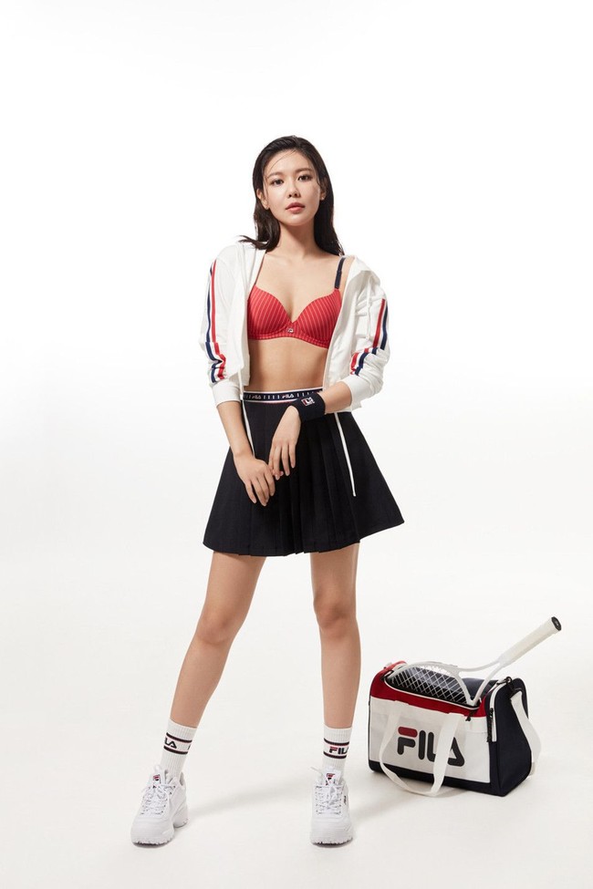 Ini menjadi penampilan Sooyoung yang berbeda dari biasanya. Penyanyi sekaligus bintang drakor ini terbilang jarang berpose seksi dan kerap memilih gaya chic dengan setelan blazer, jaket atau blouse berkerah. Foto: Dok. FILA Korea