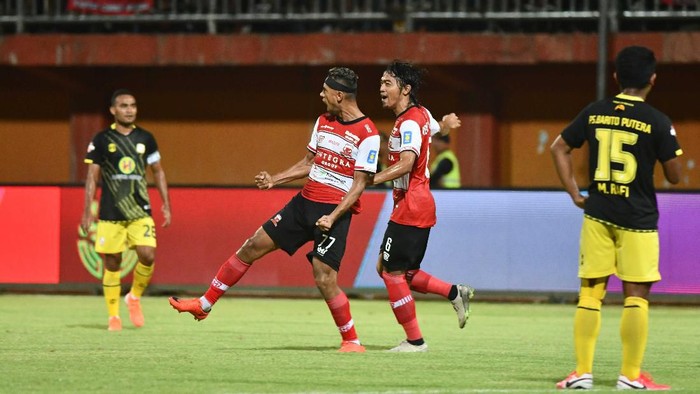 Pesepak bola Madura United (MU) Bruno Matos (kedua kiri) melakukan selebrasi usai mencetak gol ke gawang Barito Putera dalam laga Liga 1 di Stadion Gelora Madura Ratu Pamelingan (SGMRP) Pamekasan, Jawa Timur, Sabtu (29/02/2020). MU memenangi pertandingan tersebut dengan skor 4-0. ANTARA FOTO/Saiful Bahri/aww.