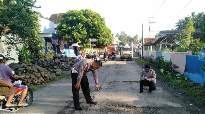 Dua pemotor menabrak truk hingga tewas di lokasi. Mereka menabrak truk saat menghindari jalan berlubang.